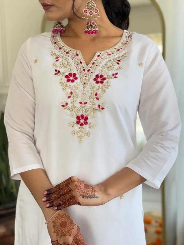 White_Kurta_Set_With_Floral_Embroidery_And_Pink