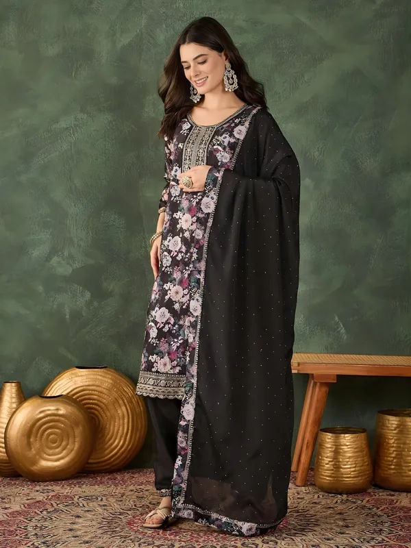 Black_Dupatta_With_Floral_Border_And_Pearl_Detailing
