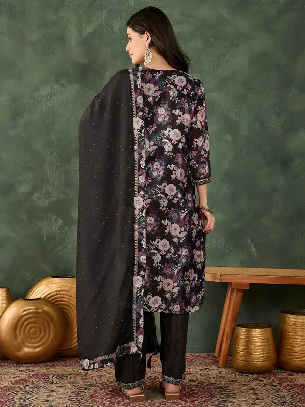 Black_Dupatta_With_Floral_Border_And_Pearl_Detailing