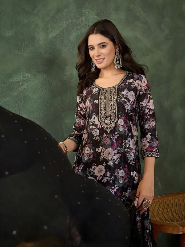 Black_Dupatta_With_Floral_Border_And_Pearl_Detailing