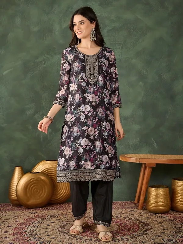 Black_Dupatta_With_Floral_Border_And_Pearl_Detailing
