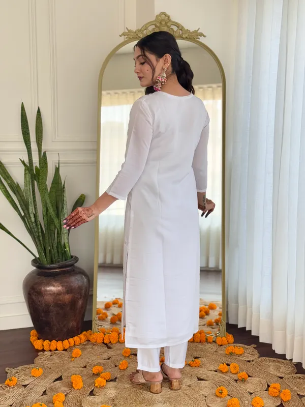 White_Kurta_Set_With_Floral_Embroidery_And_Pink