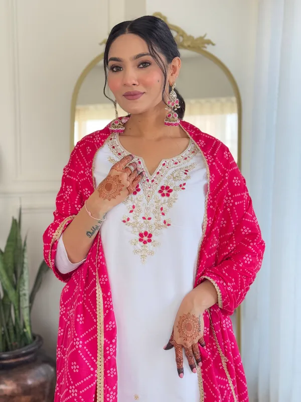 White_Kurta_Set_With_Floral_Embroidery_And_Pink