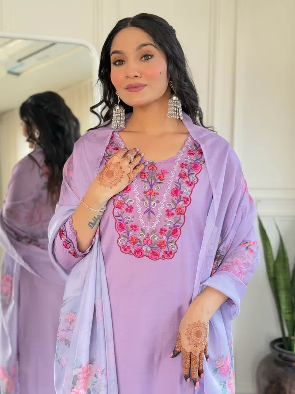 Lavender_Ethnic_Suit_Set_With_Floral_Threadwork