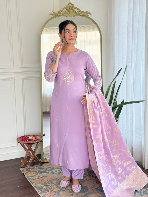 Lavender_Embroidered_Banarasi_Silk_Kurta_Set_With_Dupatta