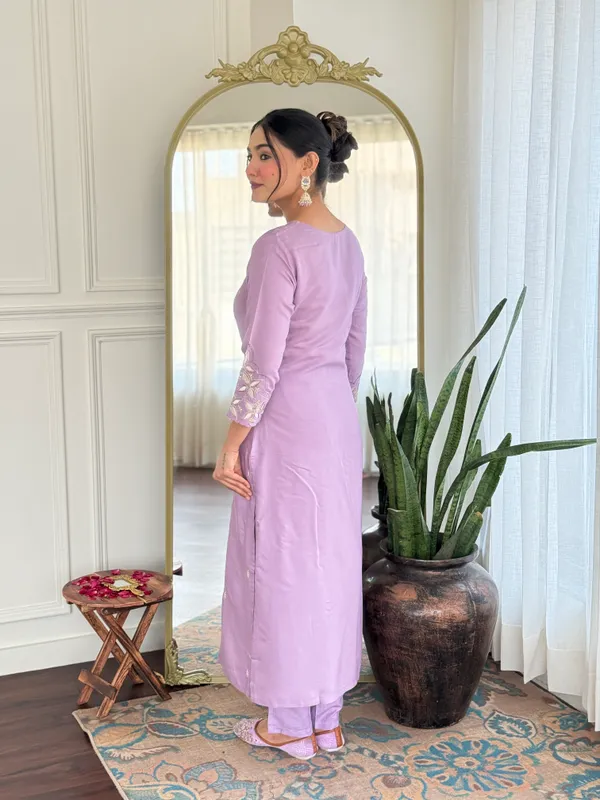 Lavender_Embroidered_Banarasi_Silk_Kurta_Set_With_Dupatta