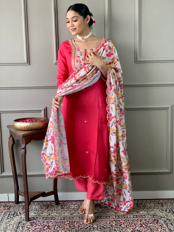 Gajri_Kurta_Set_with_Floral_Dupatta