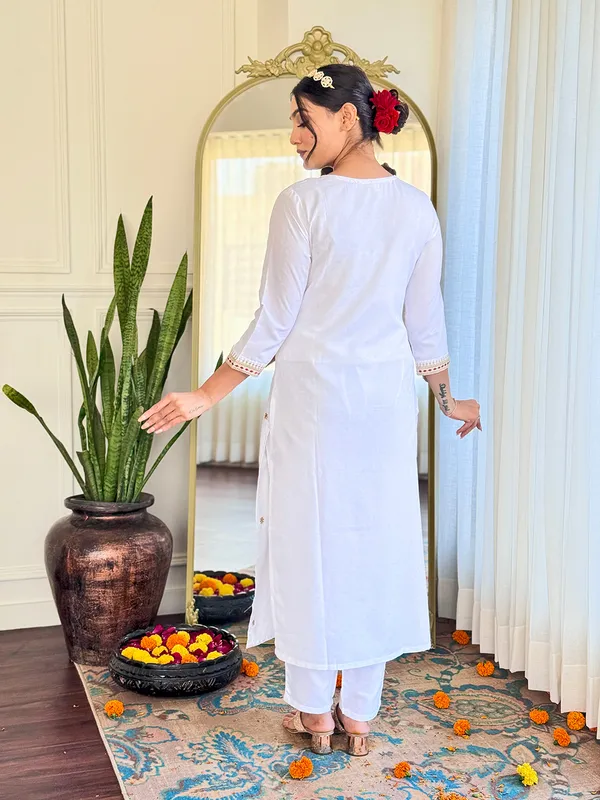 White_Kurta_Set_With_Pink_Bandhani_Dupatta