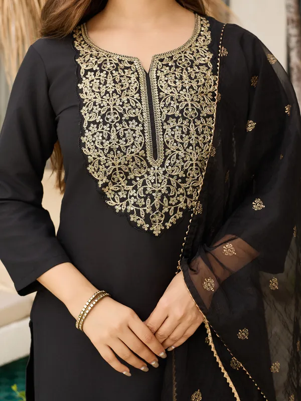 Black_Ethnic_Suit_Set_With_Dupatta