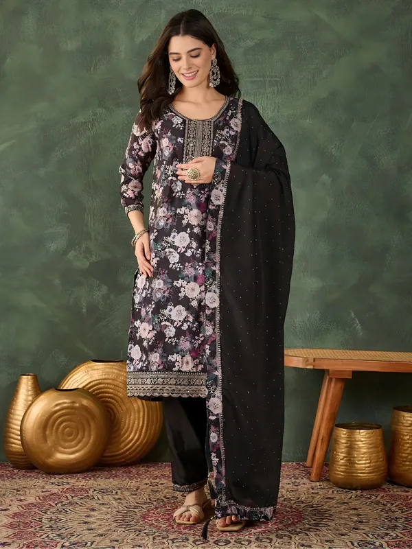 Black_Dupatta_With_Floral_Border_And_Pearl_Detailing