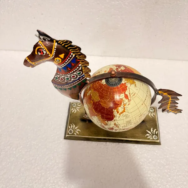 Decorative_Camel_Globe_Holder_With_World_Map