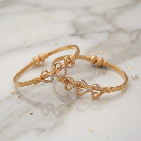 Luxury_Heart_Motif_Gold_Open_Bangle_Bracelet_for_Women