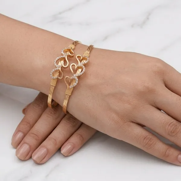 Luxury_Heart_Motif_Gold_Open_Bangle_Bracelet_for_Women