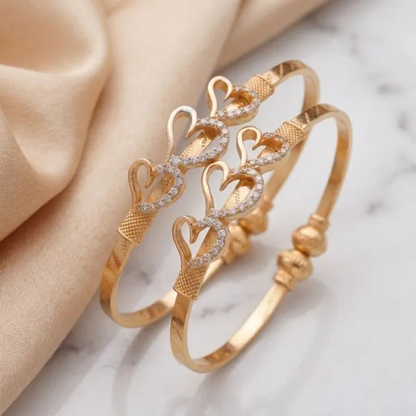 Luxury_Heart_Motif_Gold_Open_Bangle_Bracelet_for_Women