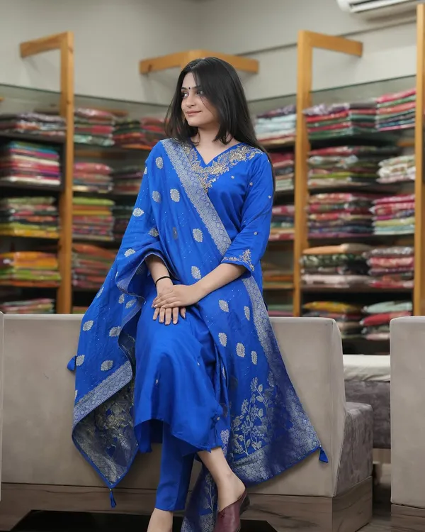 Blue_Silk_Blend_Kurta_Set_For_Women