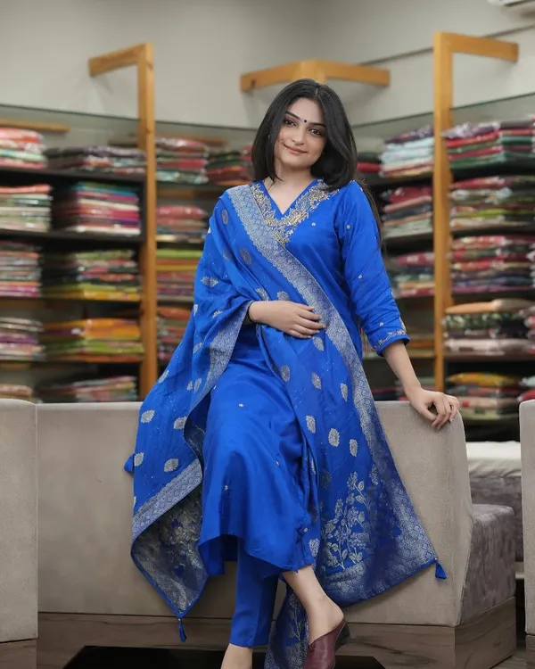 Blue_Silk_Blend_Kurta_Set_For_Women