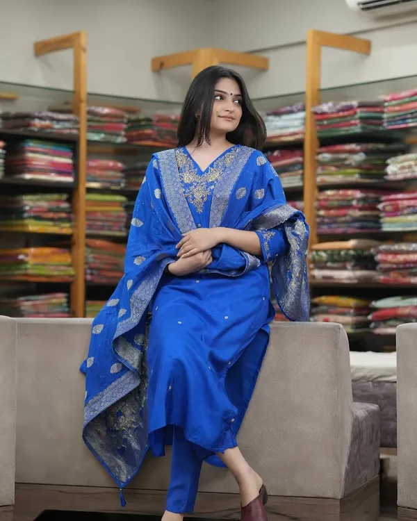 Blue_Silk_Blend_Kurta_Set_For_Women