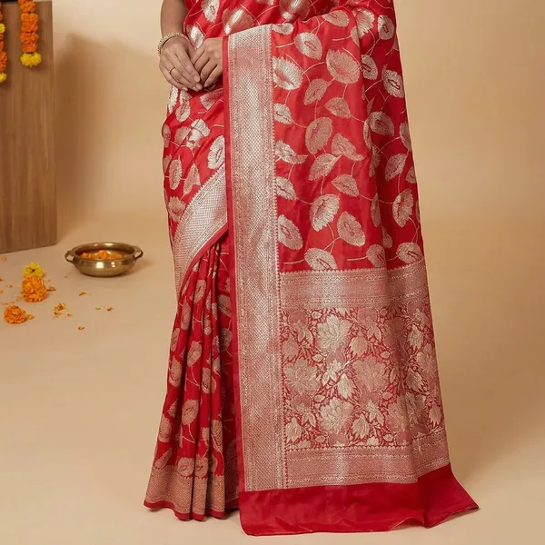 Traditional_Red_Banarasi_Silk_Saree_For_Wedding