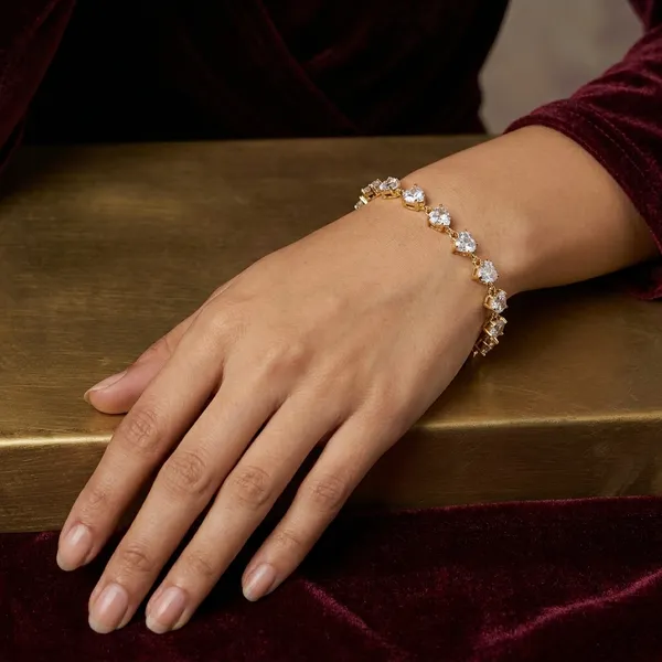 Elegant_Crystal_Heart_Bracelet_With_Gold_Chain_And_Adjustable_Clasp