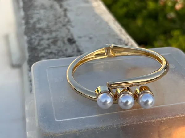 Elegant_Gold-Toned_Pearl_Bracelet_With_Triple_Pearl_Design