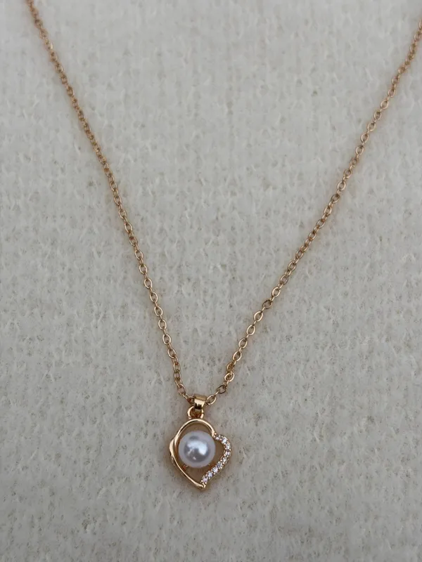 Elegant_Pearl_Pendant_Necklace_With_Crystal_Accents