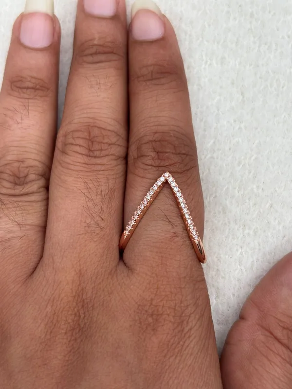 Rose_Gold_V-Shaped_Diamond-Studded_Ring