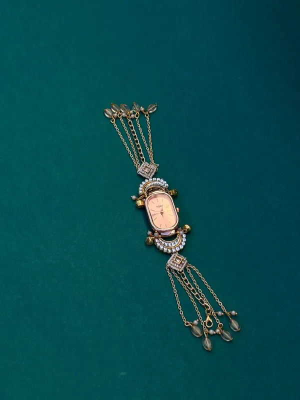 Elegant_Vintage_Style_Wrist_Watch_With_Chain_Bracelet_Design