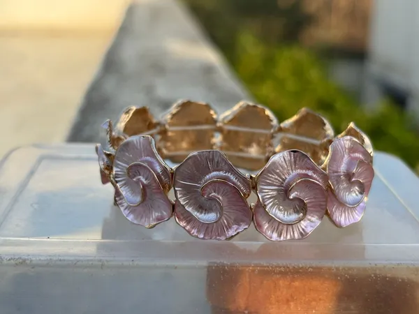 Elegant_Gold-Tone_Shell_Bracelet