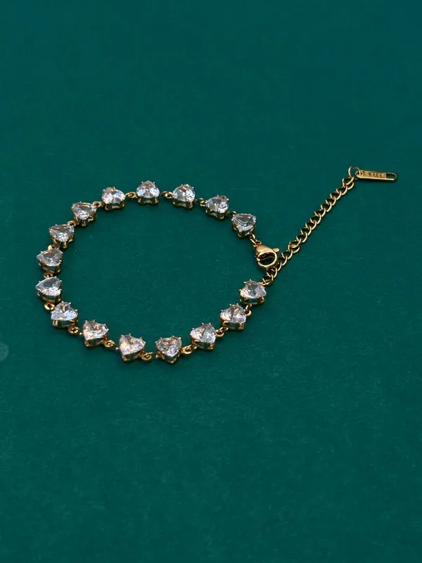 Elegant_Crystal_Heart_Bracelet_With_Gold_Chain_And_Adjustable_Clasp