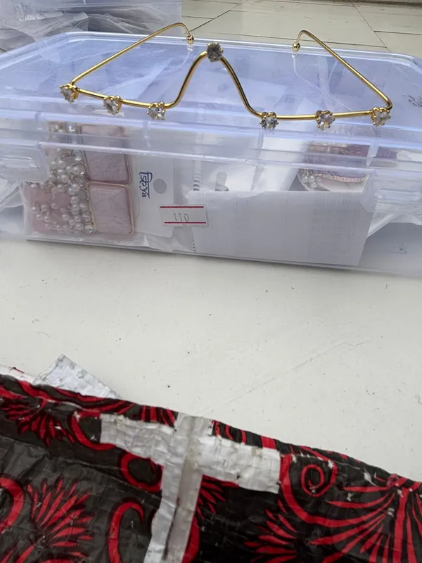 Gold-Tone_Crystal_Embellished_Glasses_Frame