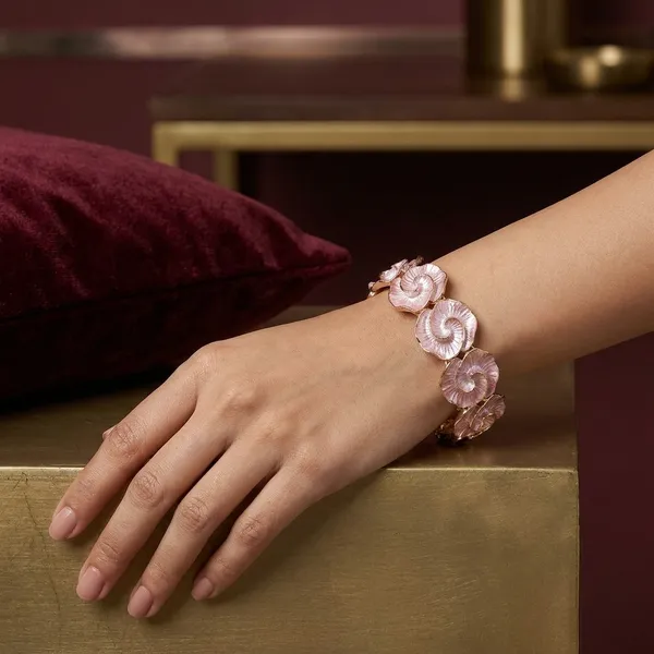 Elegant_Gold-Tone_Shell_Bracelet