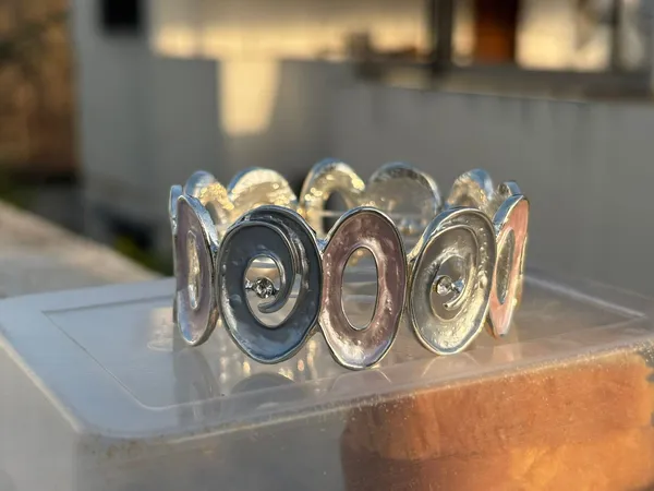 Elegant_Multi-Tone_Metallic_Circular_Link_Bracelet