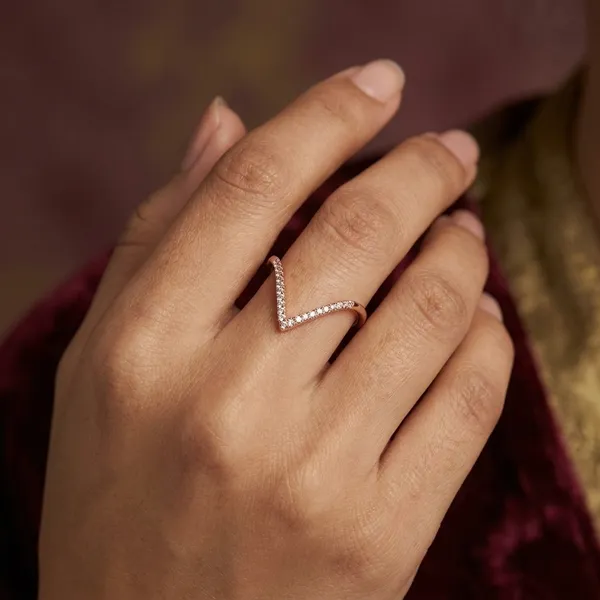 Rose_Gold_V-Shaped_Diamond-Studded_Ring