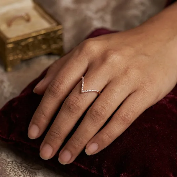 Rose_Gold_V-Shaped_Diamond-Studded_Ring