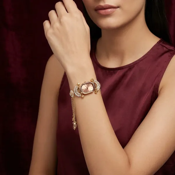 Elegant_Vintage_Style_Wrist_Watch_With_Chain_Bracelet_Design