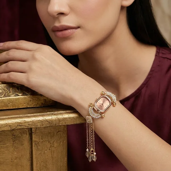Elegant_Vintage_Style_Wrist_Watch_With_Chain_Bracelet_Design