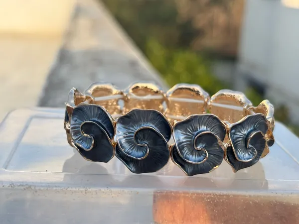 Stylish_Spiral_Bracelet_With_Black_Enamel_Design