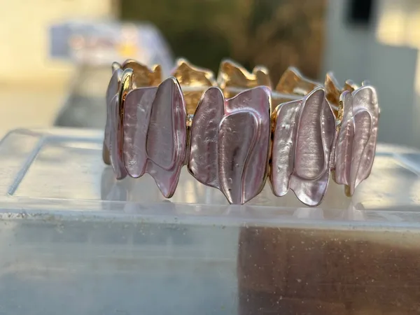 Handcrafted_Purple_Biwa_Pearl_Stretch_Bracelet_With_Gold_Accents