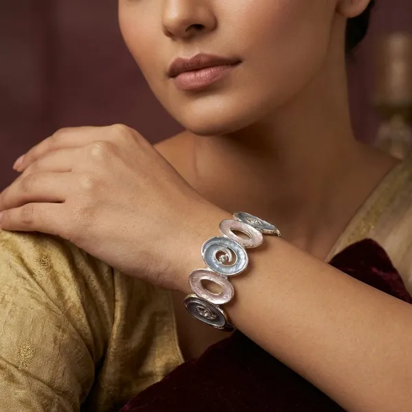Elegant_Multi-Tone_Metallic_Circular_Link_Bracelet