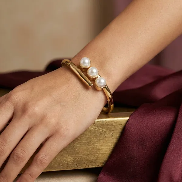 Elegant_Gold-Toned_Pearl_Bracelet_With_Triple_Pearl_Design