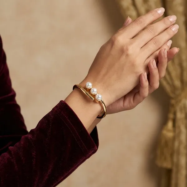 Elegant_Gold-Toned_Pearl_Bracelet_With_Triple_Pearl_Design