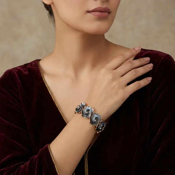 Stylish_Spiral_Bracelet_With_Black_Enamel_Design