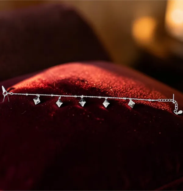 Elegant_Diamond-Shaped_Charm_Bracelete_For_Women