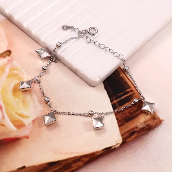 Elegant_Diamond-Shaped_Charm_Bracelete_For_Women