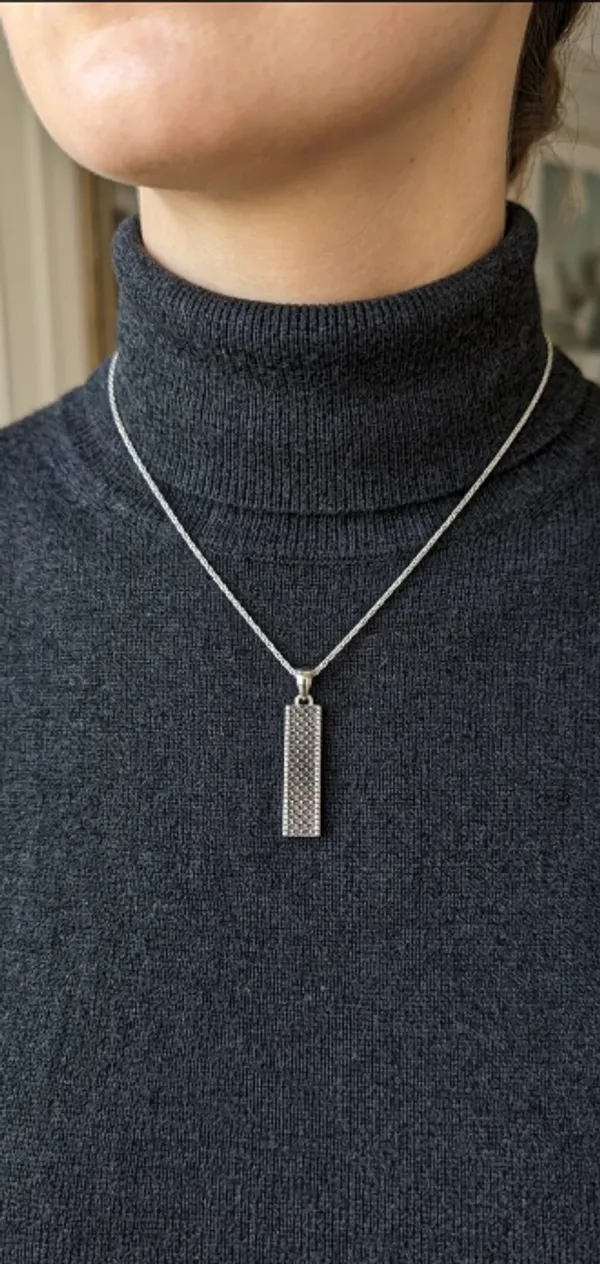 Elegant_Rectangular_Pendant_Necklace_with_Textured_Silver_Finish