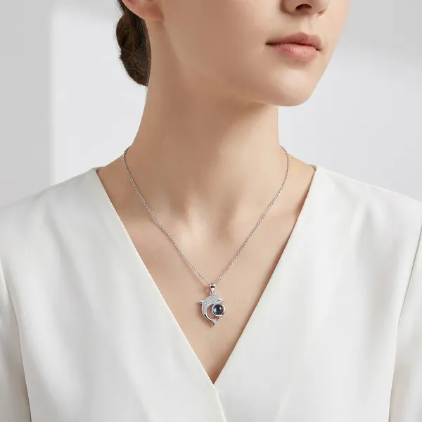 Sparkling_Dolphin_Pendant_Necklace_With_Crystal_Embellishments_For_Women