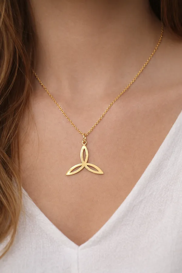 Elegant_GoldTone_Triple_Leaf_Pendant_Necklace