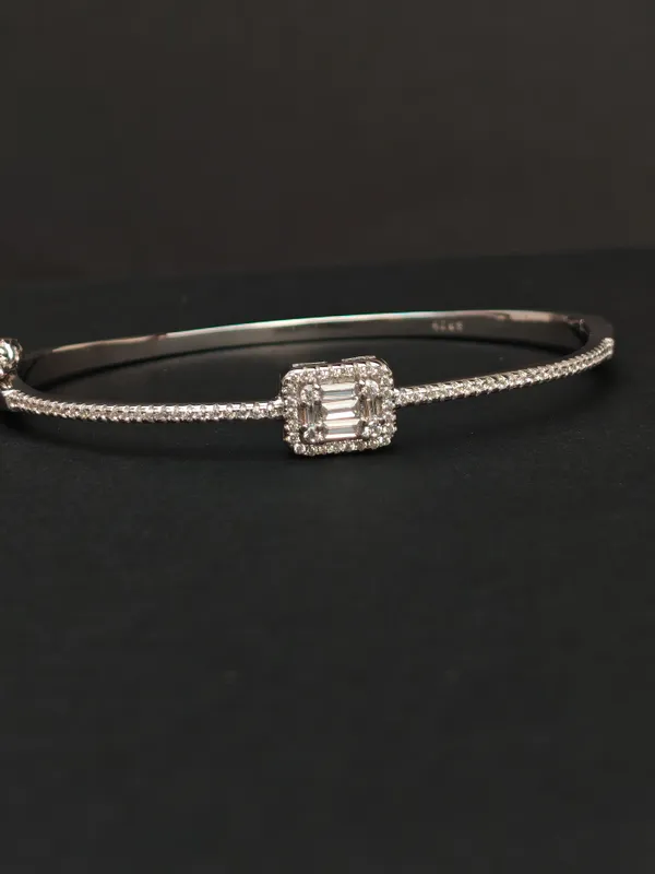 REGAL_SOLITAIRE_GLOW_BRACELETE