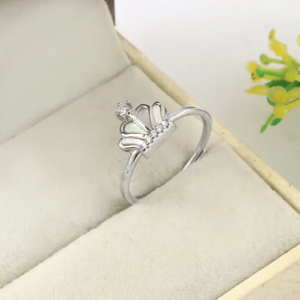 Crown_Ring_White_Stone