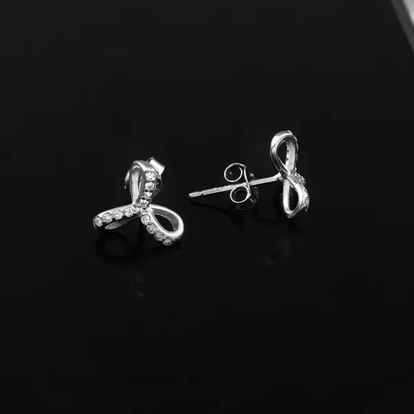 Elegant_White_Butterfly_Stud_Earrings_For_Women